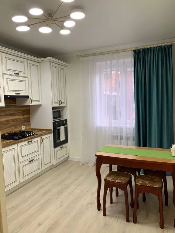 2-комн. квартира, 62 м2, 1/9 этаж