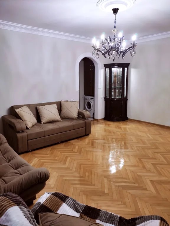 2-комн. квартира, 70 м2, 1/9 этаж